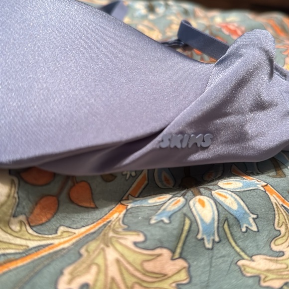 Skims Wireless Push-up Bra - Picture 2 of 4